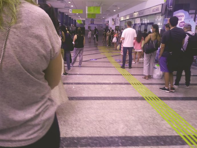 Colas de usuarios esperando para comprar sus billetes en las máquinas expendendoras de la estación de Oviedo