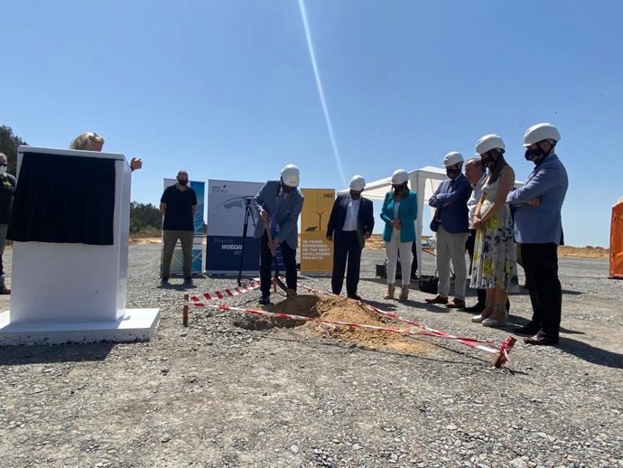 Colocación de la primera piedra de la planta solar.