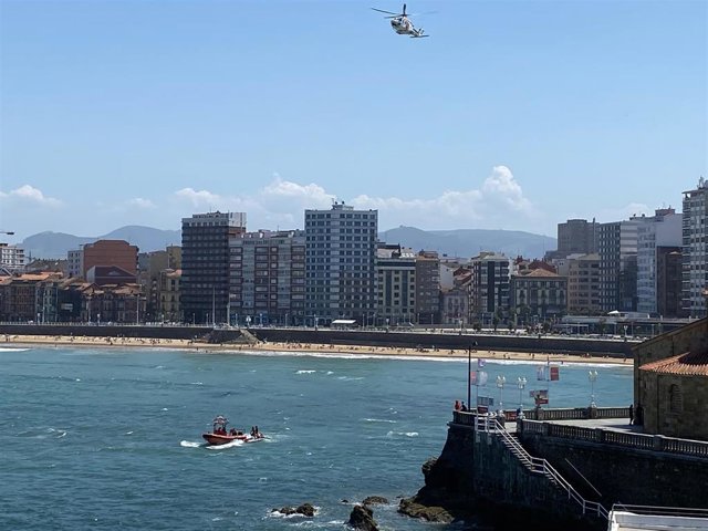 Búsqueda de un joven en la playa de San Lorenzo