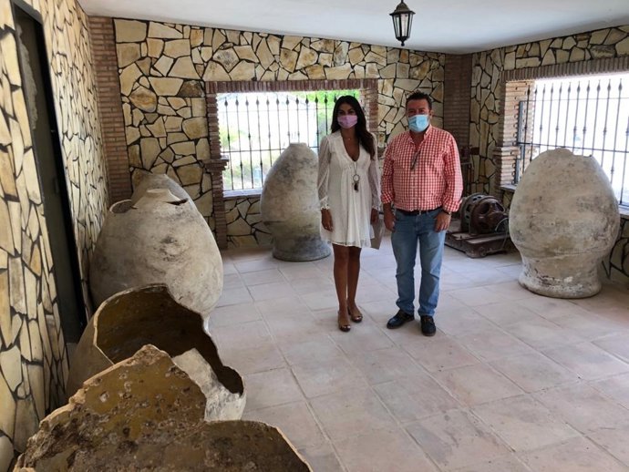 La delegada de Turismo en Jimena de Líbar junto al alcalde