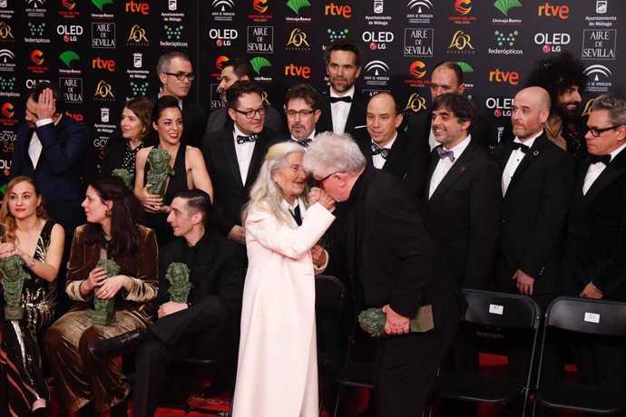 El director Pedro Almodovar besa en la mano  Benedicta Sánchez  mejor actriz revelación antes del posado de los premiados en la la XXXIV edición de los Premios Goya, en Málaga (Andalucía, España), a 25 de enero de 2020.