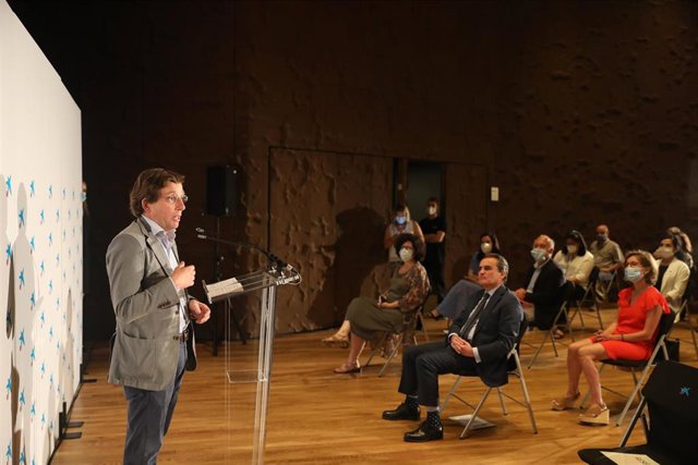 El alcalde de Madrid, José Luis Martínez-Almeida, interviene durante el acto en el Auditorio de Caixaforum en homenaje a los Comedores con Alma