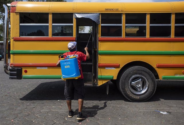 Desinfección de un autobús en Managua