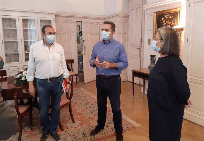 El delegado del Gobierno en Madrid, José Manuel Franco, se reúne con la presidenta de Cruz Roja Madrid, Pilar Roy.