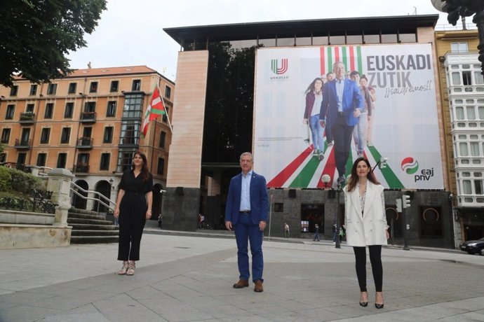 Iñigo Urkullu, junto a Leixuri Arrizabalaga y Bakartxo Tejeria