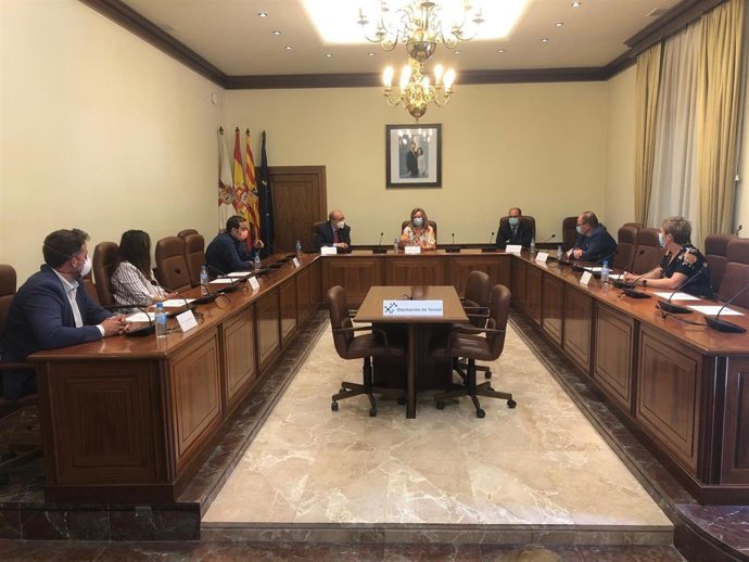 Pilar Alegría se reune con representantes de la Diputación de Teruel.