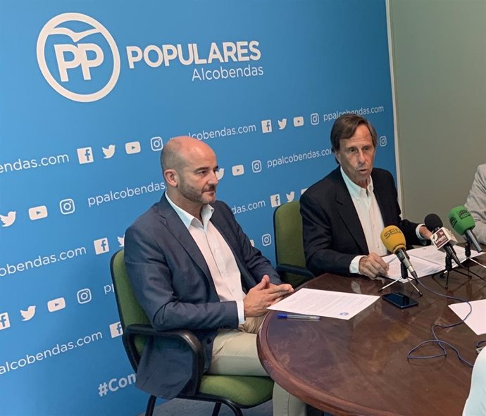 El hasta ahora presidente del PP de Alcobendas, Ignacio García de Vinuesa, y el secretario general del partido en el municipio,  Ramón Cubián.