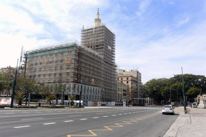 Las obras en Málaga paralizadas tras la aprobación de las nuevas medidas del Consejo de Ministros a causa de la pandemia del COVID-19, en las imágenes las obras del futuro Hotel de lujo de cinco estrellas en el antiguo edificio de La Equitativa  en  la 