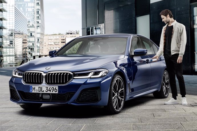 Imagen de un cliente de BMW utilizando su iPhone para abrir su vehículo.