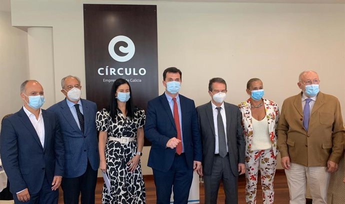 El secretario general del PSdeG-PSOE, Gonzalo Caballero, con empresarios de Vigo, con el alcalde de la ciudad, Abel Caballero, la presidenta de la Diputación, Carmela Silva, y el delegado de Zona Franca, David Regades, antes de participar en una comida.