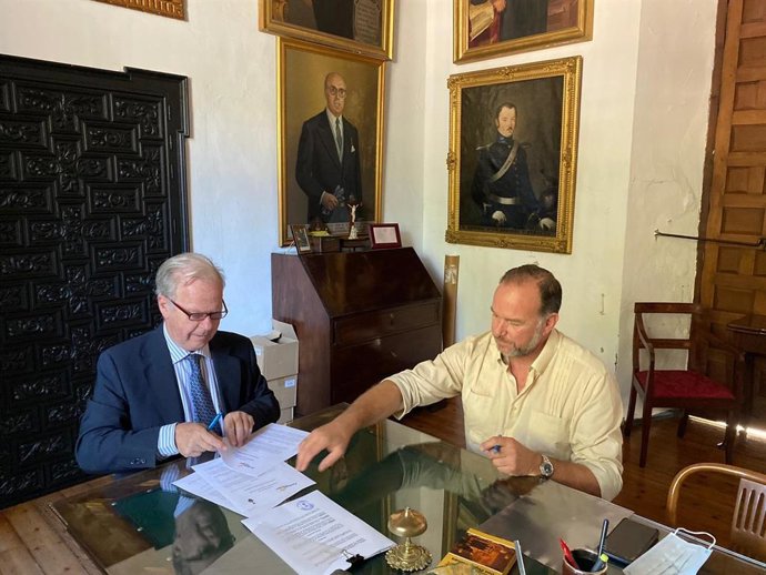 Firma del convenio entre Fundación Caja Rural del Sur y la Hermandad de la Santa Caridad