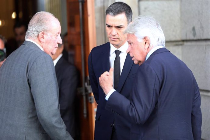 El Rey Juan Carlos con el presidente Pedro Sánchez y el expresidente Felipe González