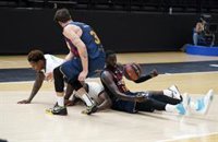 El Baskonia sobrevive y condena al Unicaja