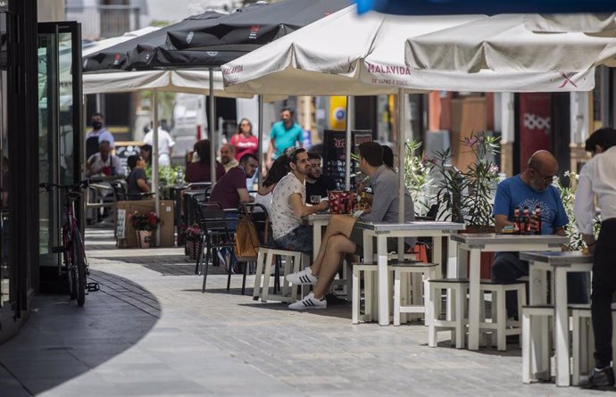 Terrazas de bar durante el primer día de inicio de la Fase 3 de la desescalada, cuando los bares y restaurantes tienen permitido el consumo en barra, y el aforo del 50% en interior y el 75% en terraza. En Sevilla, (Andalucía, España), a 08 de junio de 2