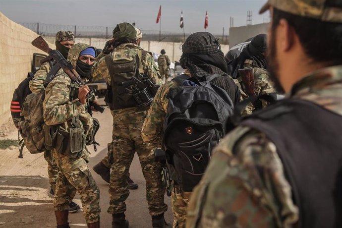 Rebeldes del Ejército Nacional Sirio, apoyado por Turquía, se preparan para participar en una ofensiva de Ankara en el noreste de Siria