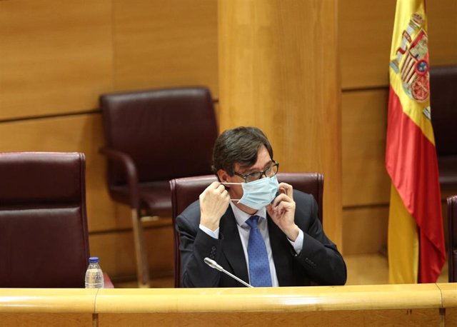 El ministro de Sanidad, Salvador Illa, se quita la mascarilla momentos antes de comparecer en el Senado en Comisión de Sanidad y Consumo, en Madrid (España), a 23 de junio de 2020.