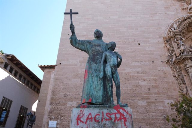 La estatua de Juníper Serra, situada en la plaza Sant Francesc de Palma, amanece con pintadas de "racista" tras ser derribada el sábado pasado por ser considerado "asesino de indígenas".