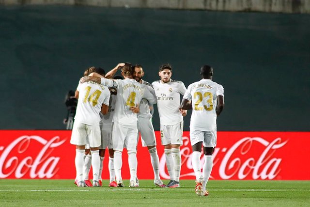 Los jugadores del Real Madrid celebran el gol de Benzema ante el Valencia