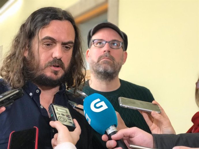 Antón Sánchez y Martiño Noriega, en declaraciones a los medios en los pasillos del Parlamento