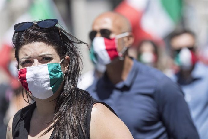 Una mujer con una mascarilla de la bandera de Italia