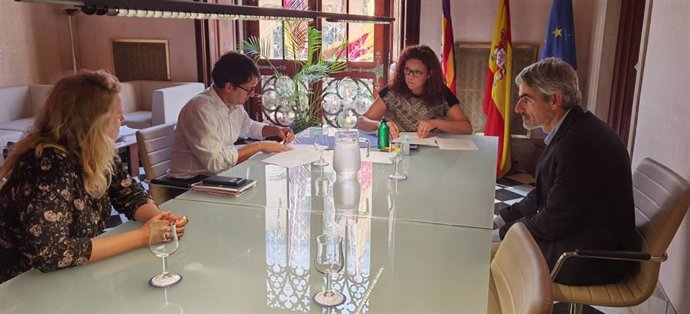 La presidenta del Consell, Catalina Cladera, se ha reunido con el conseller de Modelo Económico, Tuismo y Trabajo, Iago Negueruela.