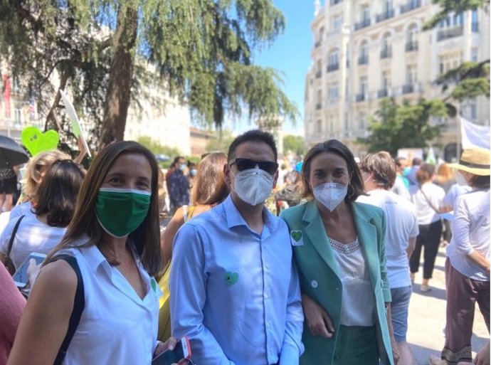La secretaria de Educación del PP de Madrid, Lorena Heras, ha participado junto a la vicesecretaria de Política Social del PP nacional, Cuca Gamarra, en la concentración para protestar contra la Ley Cela.