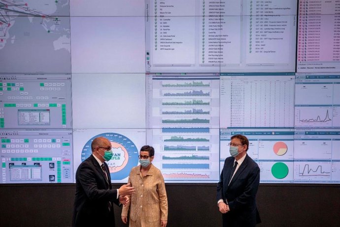 Puig y la ministra de Exteriores en el centro de comunicaciones de Naciones Unidas en Quart