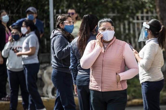 Una multitud es reuneix en els carrers del sud de Mxic després de registrar-se un sisme. 