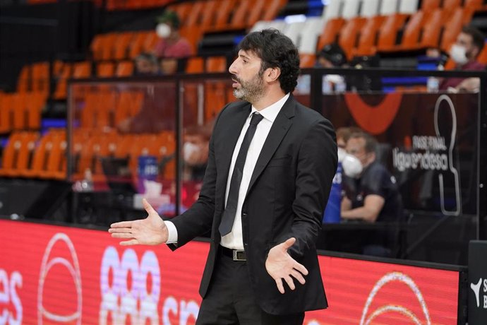 El entrenador del Retabet Bilbao Basket, lex Mumbrú, en el partido contra el Bara en la Fase Final de la Liga Endesa
