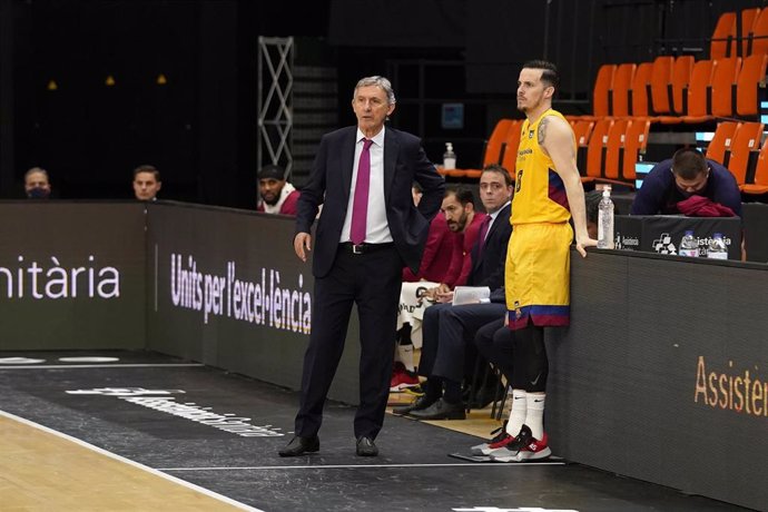 El entrenador del Bara, Svetislav Pesic, y el jugador Thomas Heurtel en el partido contra Retabet Bilbao Basket en la Fase Final de la Liga Endesa