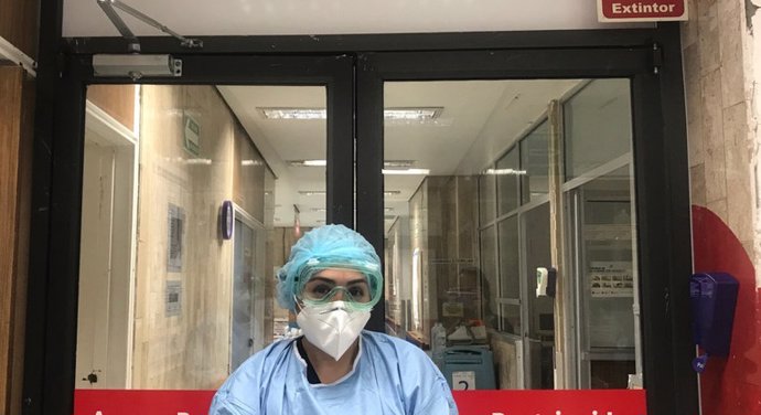 Una treballadora sanitria en un hospital de Mxic durant la pandmia del coronavirus.