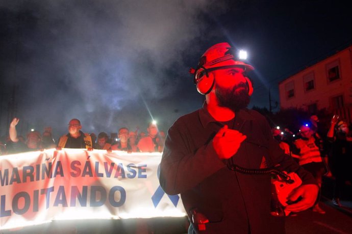 Un participante en la marcha nocturna de los trabajadores de la fábrica de Alcoa en San Cibrao 