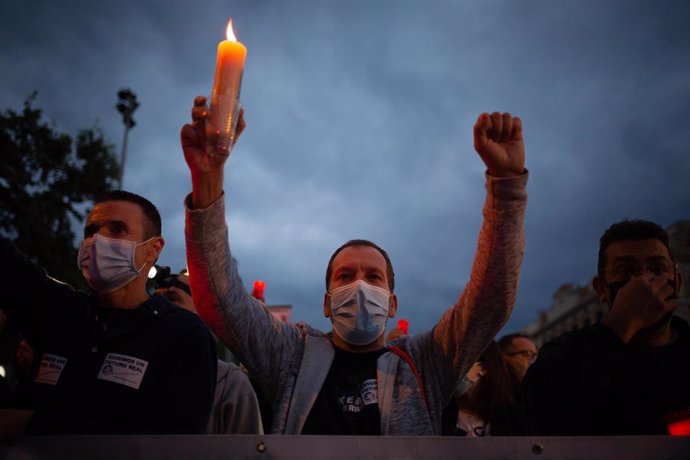 Los trabajadores de Nissan llevan a cabo una marcha nocturna por la ciudad de Barcelona  de la Vía Laietana a la Plaza de Catalunya- como protesta por el cierre por parte de la compañía de automóviles en Catalunya.