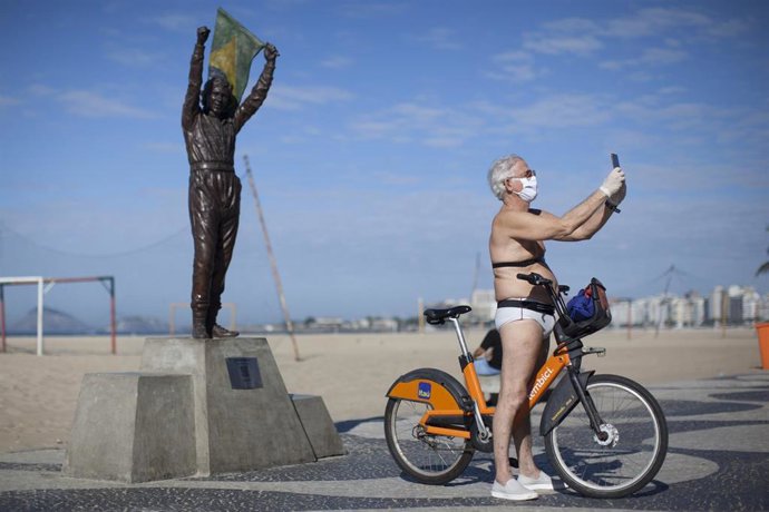 Un hombre se toma una fotografía en el paseo marítimo de las playas de Copacabana en Río de Janeiro.