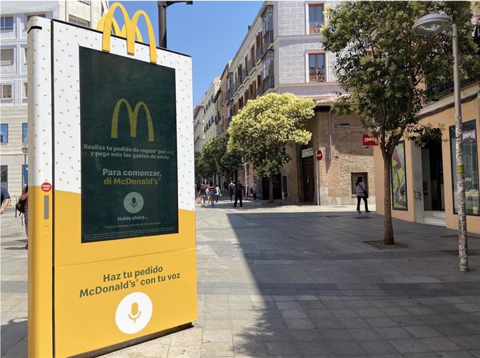 Mupi de voz de McDonalds en Madrid