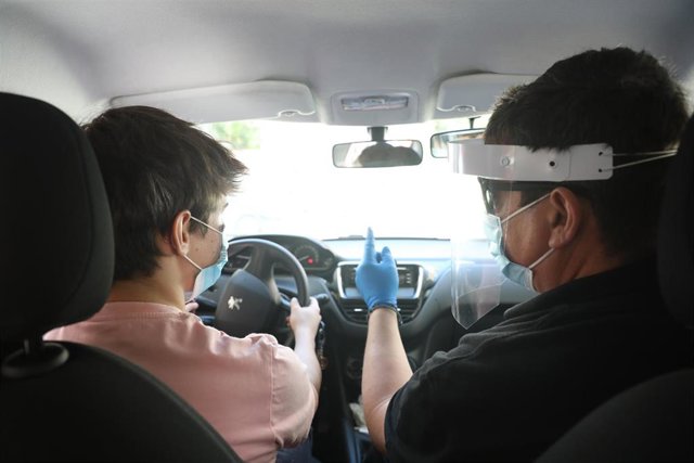 Profesor y alumno de autoescuela