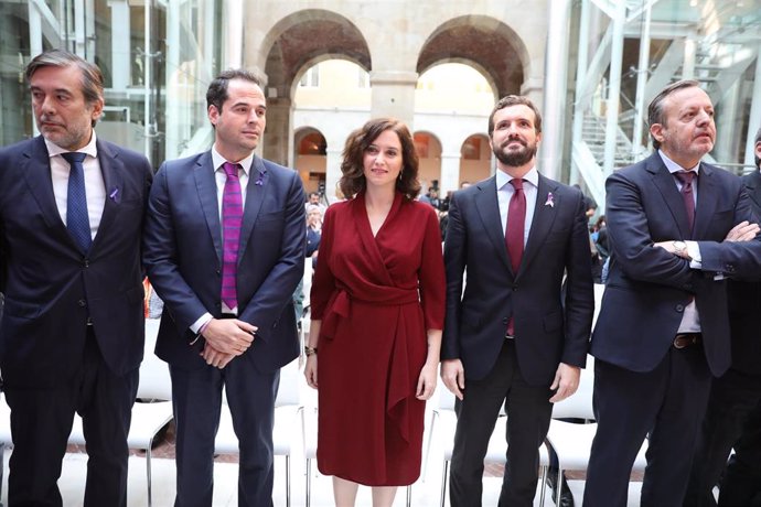 (I-D) El consejero de Justicia, Enrique López; el vicepresidente regional, Igancio Aguado; la presidenta de la Comunidad de Madrid, Isabel Díaz Ayuso; el presidente del PP, Pablo Casado; y el consejero de Políticas Sociales, Alberto Reyero.