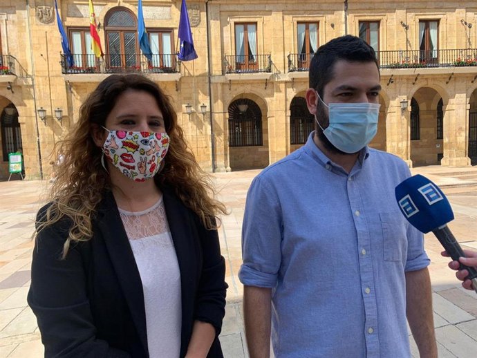 Los concejales de Somos Anabel Santiago y Rubén Rosón