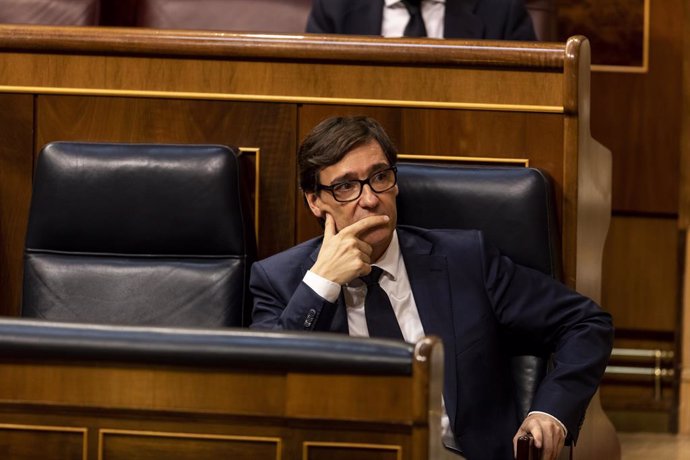 El ministre de Sanitat, Salvador Illa, en el seu escó durant la sessió del Parlament en la qual s'exerceix el control al Govern i es tracta la sisena prrroga de l'estat d'alarma per la crisi del Covid-19. A Madrid, (Espanya), a 3 de juny de 2020.