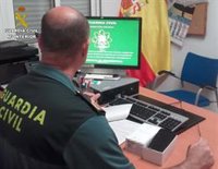 Detenido un menor de 14 años acusado de comprar por internet con tarjetas robadas