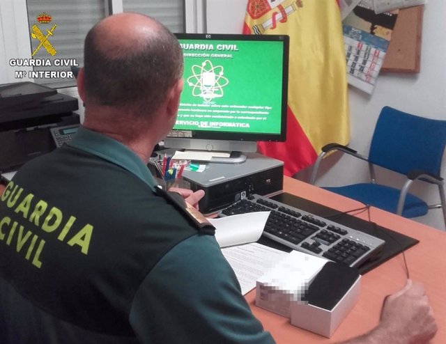 La Guardia Civil detenien a dos personas, una de ellas menor de edad, por realizar compras en Internet con tarjetas robadas en Bonares (Huelva).