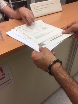 Defensem l'FP entrega un millar de firmas a la Conselleria de Educación de la Generalitat contra su reforma de la FP.