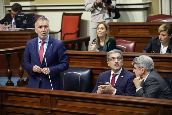 El presidente de Canarias, Ángel Víctor Torres (i), en el Pleno del Parlamento