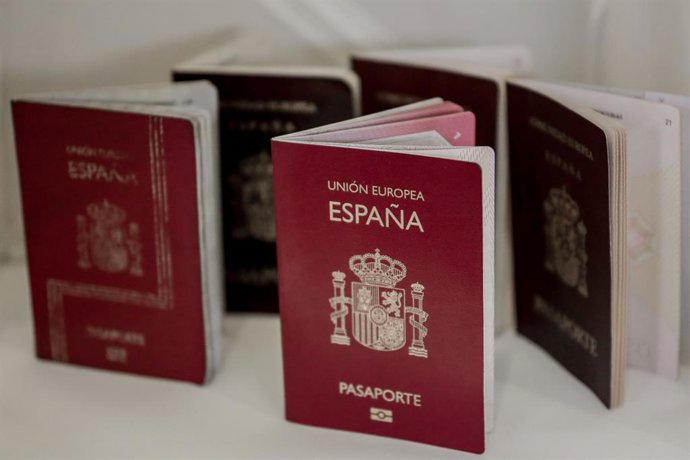 Varios pasaportes españoles colocados sobre una mesa.