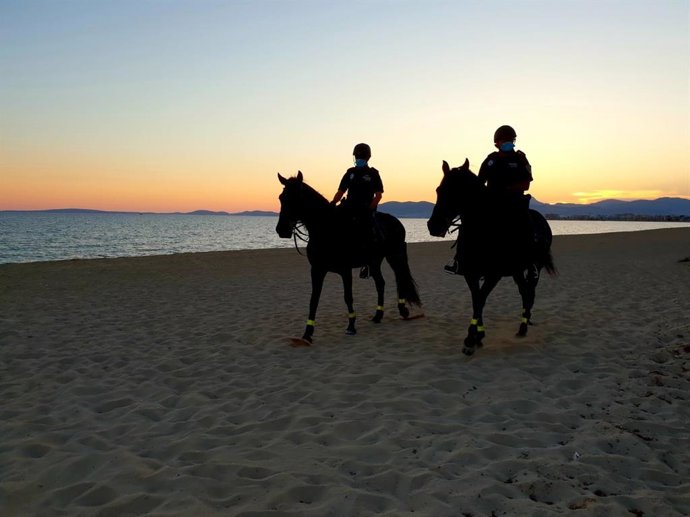 Agentes de la Policía Local en una de las playas durante el desaolojo.