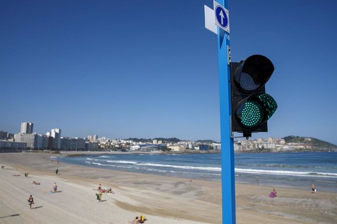 Playa de A Coruña con los nuevos dispositivos para el control de los accesos a los arenales
