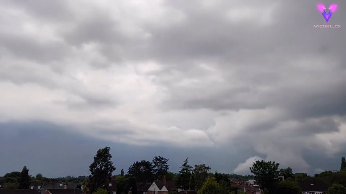 Filman en timelapse el cielo de Reino Unido durante una tormenta