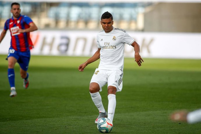 Carlos Henrique Casemiro ejecuta un pase en el Real Madrid-Eibar