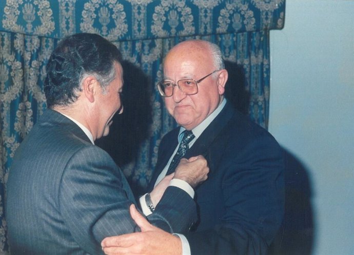 Jenaro Fernández Rey, en el momento de recibir la Distinción de Oro de la FOE en el año 1997.