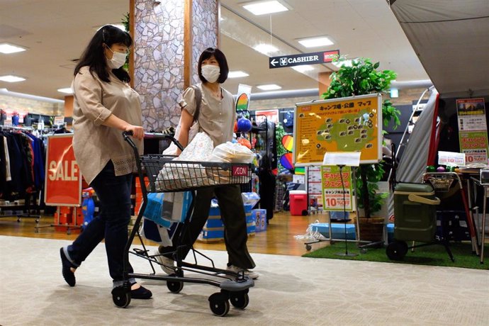 Personas con mascarilla haciendo la compra en Tokio